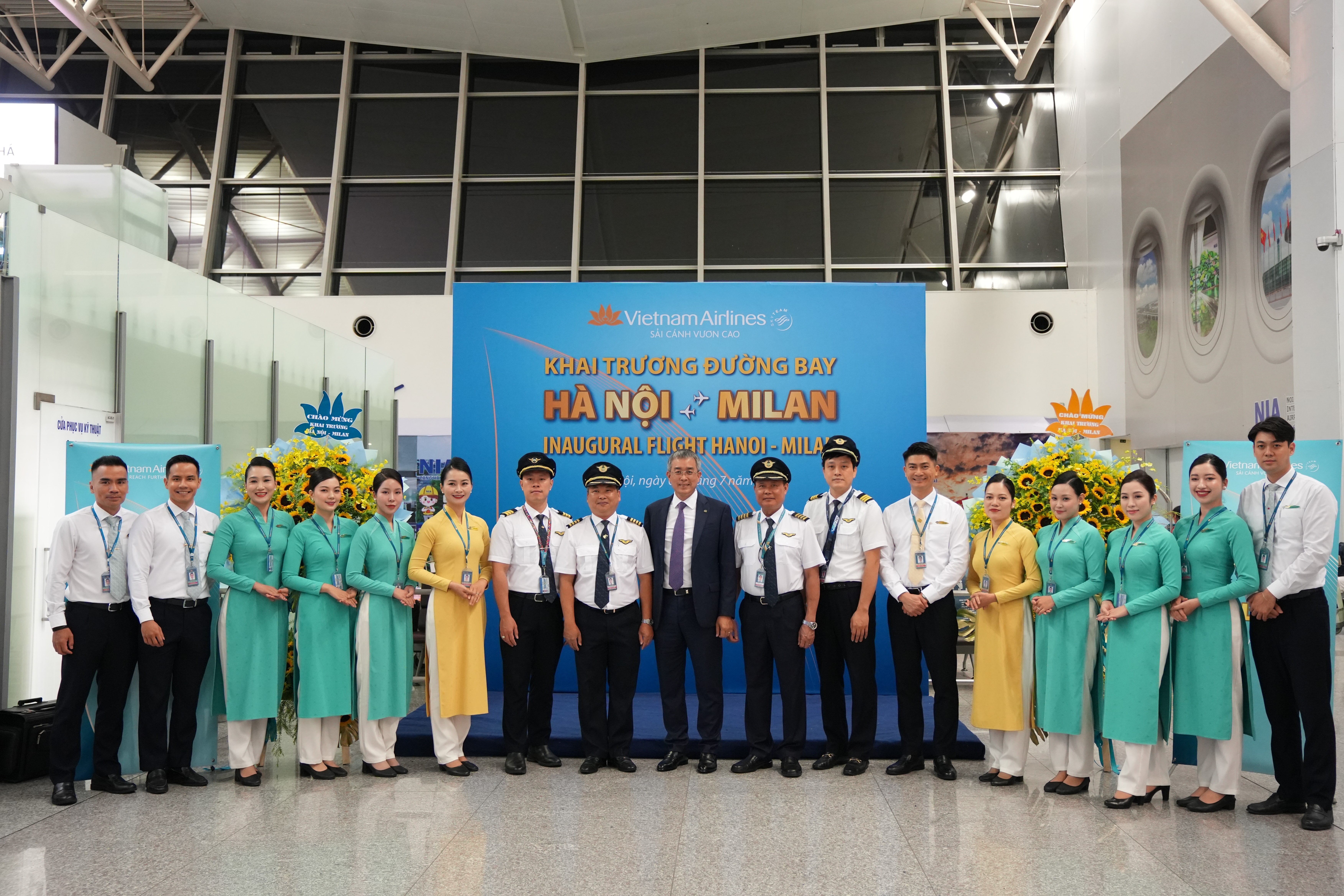Ảnh 2. Phi hành đoàn của chuyến bay khai trương Hà Nội - Milan. Ảnh VNA