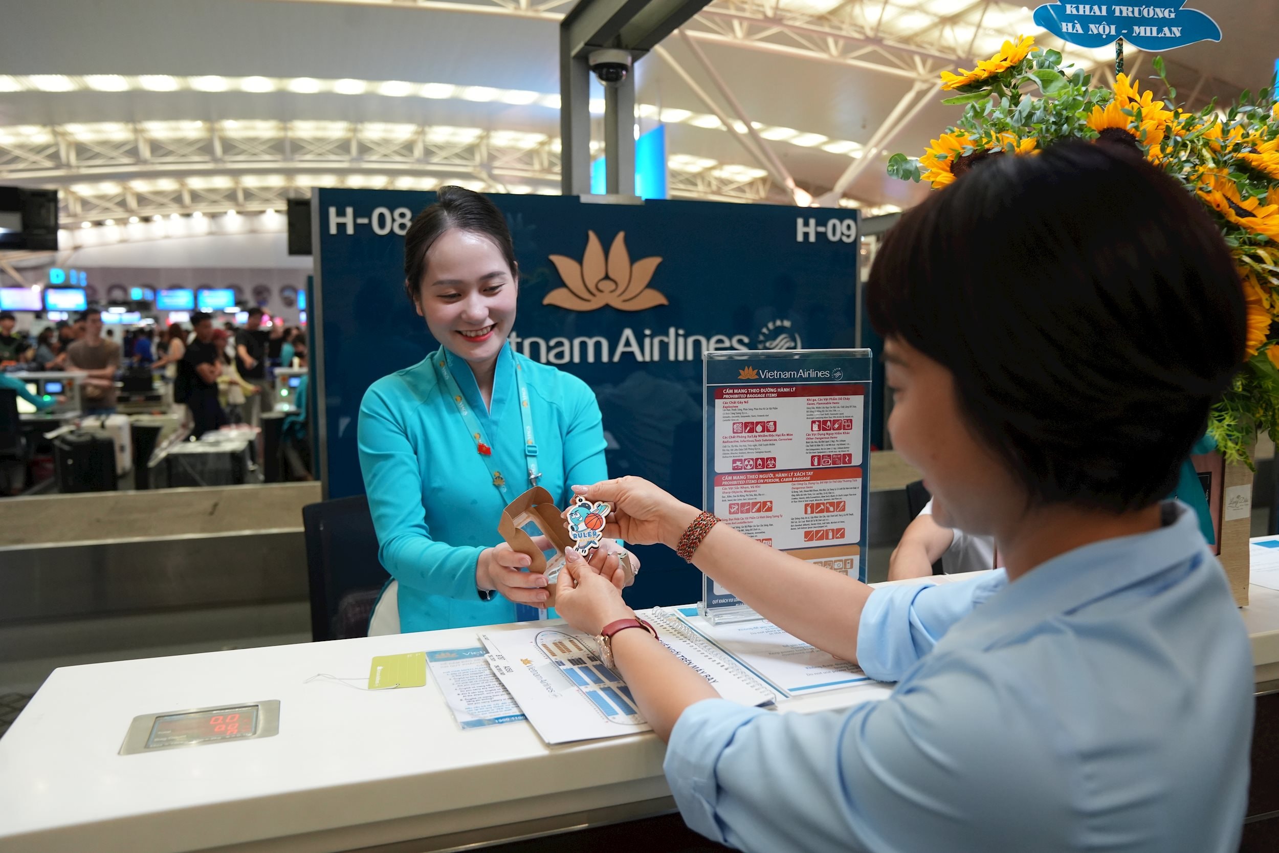 Ảnh 4. Hành khách chuyến bay khai trương Hà Nội - Milan làm thủ tục tại quầy checkin. Ảnh VNA
