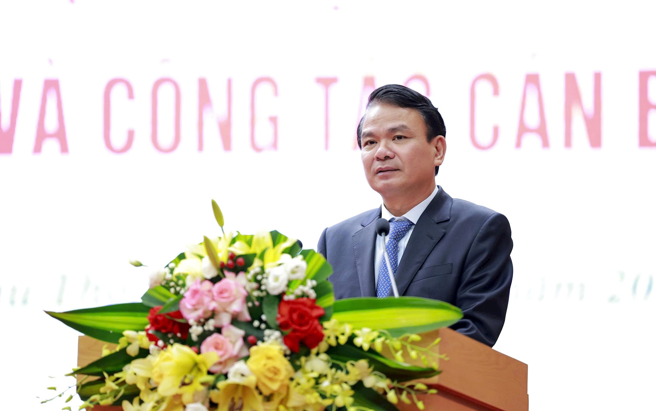 Bí thư Tỉnh ủy Đặng Xuân Phong phát biểu chúc mừng, giao nhiệm vụ cho các cán bộ mới được bổ nhiệm