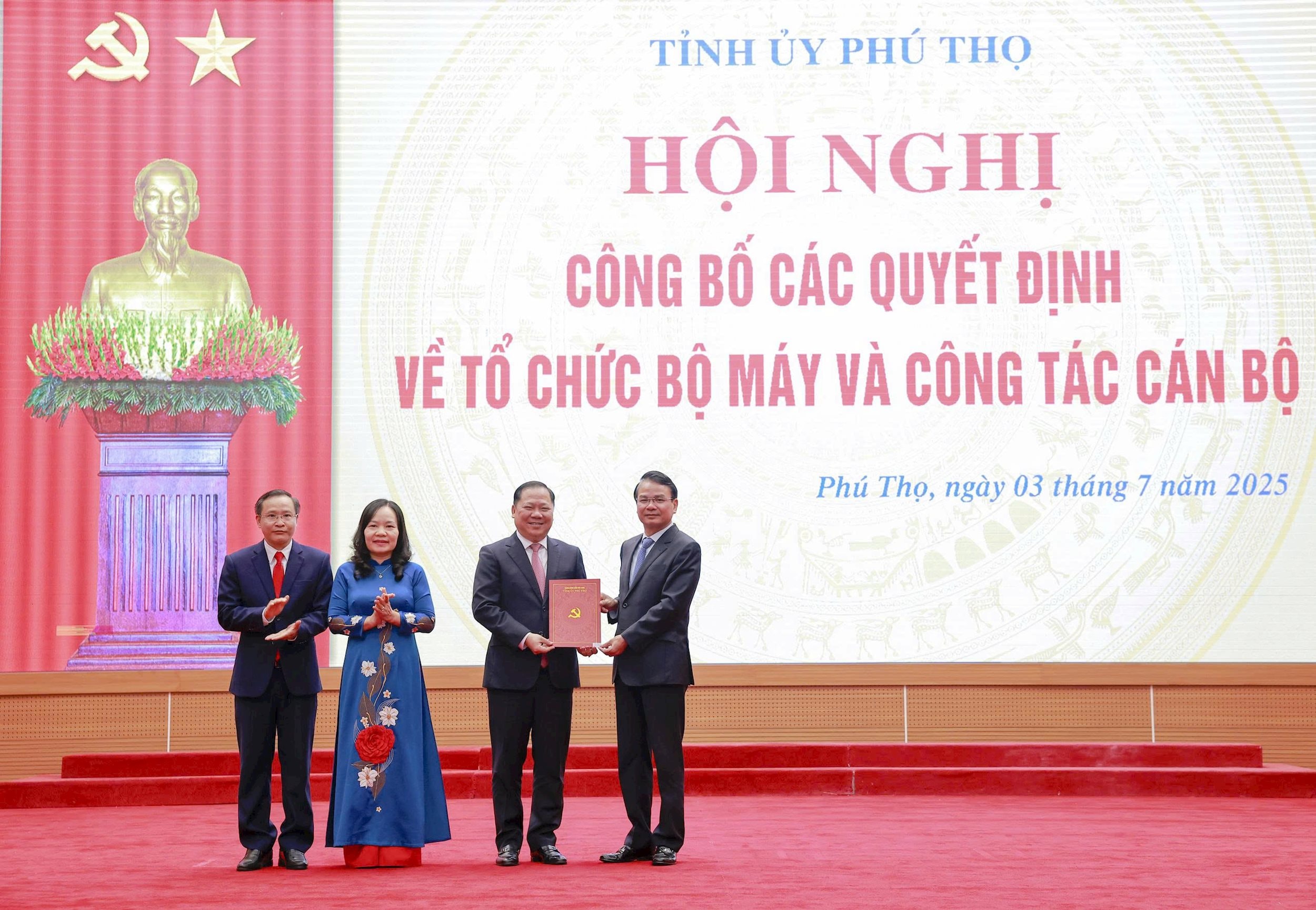 Bí thư Tỉnh uỷ Đặng Xuân Phong trao Quyết định thành lập Đảng bộ các cơ quan Đảng tỉnh