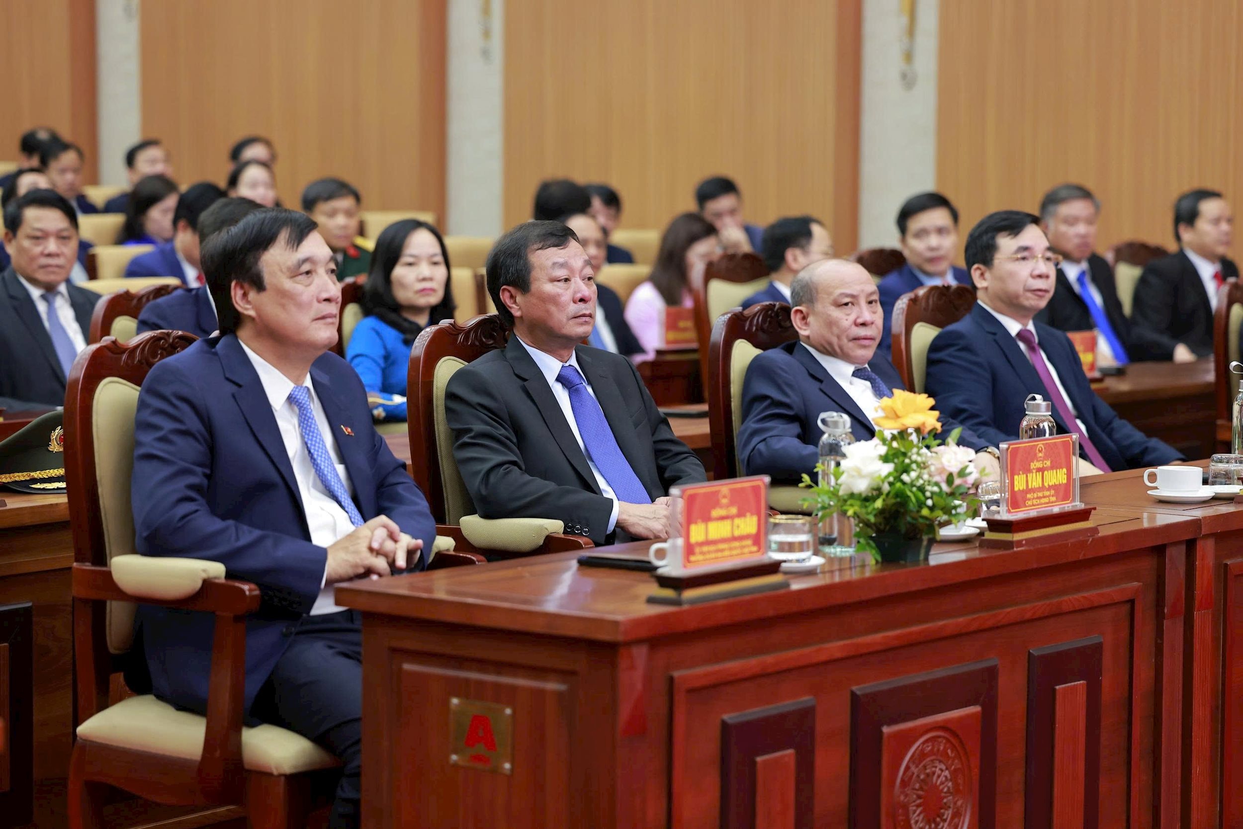 Bùi Minh Châu - Ủy viên BCH Trung ương Đảng, Trưởng đoàn ĐBQH tỉnh và các đồng chí Phó Bí thư Tỉnh ủy dự hội nghị
