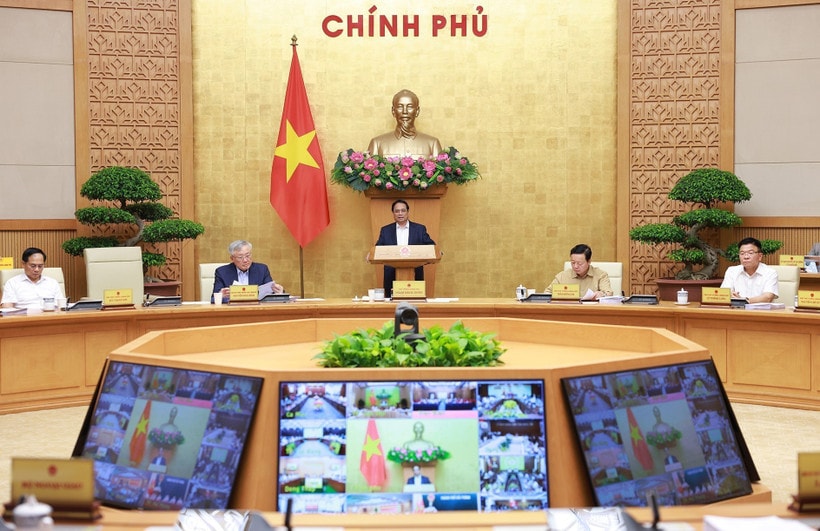 Prime Minister Pham Minh Chinh chairs the regular June cabinet meeting and the national online conference between the Government and local authorities. (Photo: VNA)