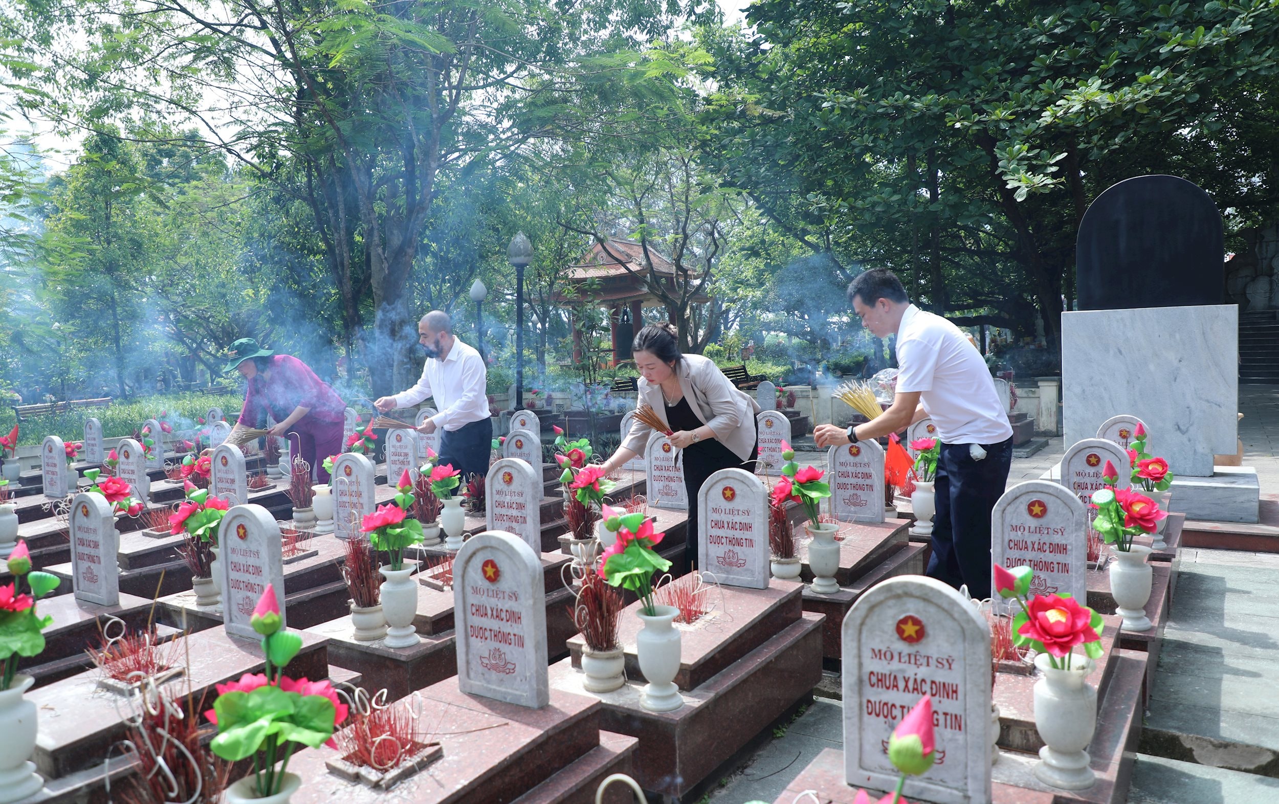 Cán bộ lãnh đạo báo Đại biểu Nhân dân thắp hương cho các phần mộ của các Anh hùng liệt sĩ tại Nghĩa trang Liệt sĩ Quốc gia Trường Sơn