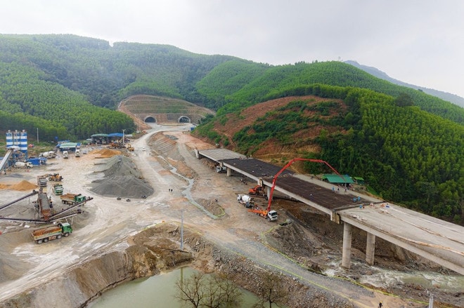 At the construction site of a key national transport infrastructure project. (Photo: VNA) project.jpg