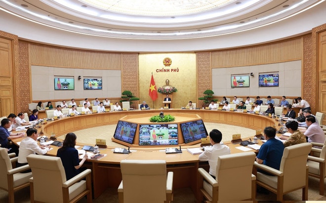 At the regular June cabinet meeting on July 3. (Photo: VNA) vna-potal-thu-tuong-chu-tri-phien-hop-chinh-phu-thuong-ky-thang-6-va-hoi-nghi-truc-tuyen-chinh-phu-voi-cac-dia-phuong-8129254.jpg
