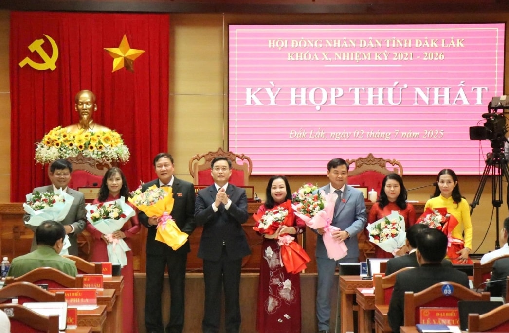 Ủy viên Ban Chấp hành Trung ương Đảng, Bí thư Tỉnh ủy Nguyễn Đình Trung tặng hoa chúc mừng đồng chí Chủ tịch, các Phó Chủ tịch, Trưởng các Ban của HĐND tỉnh - Vạn Tiếp