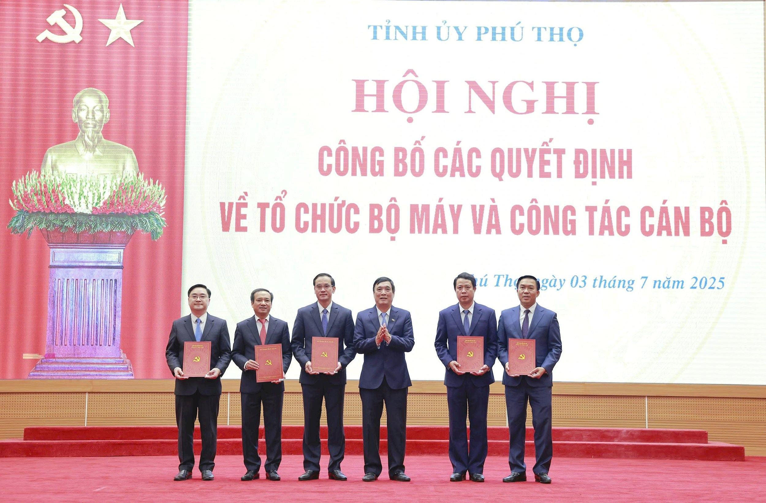 Ủy viên BCH Trung ương Đảng, Trưởng Đoàn đại biểu Quốc hội tỉnh trao Quyết định Thành lập Ban Tổ chức Tỉnh uỷ Phú Thọ