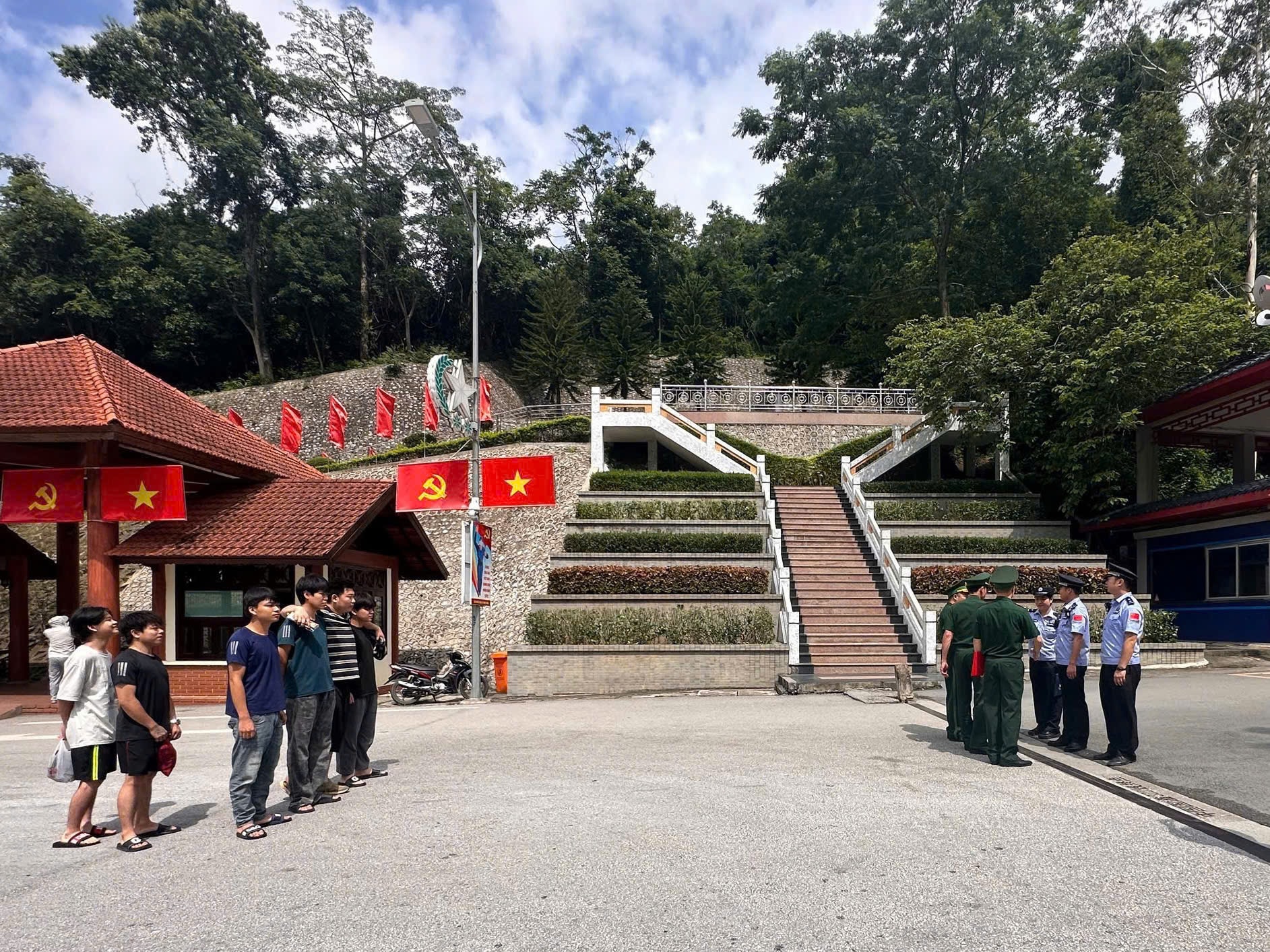 Trao trả người có quốc tịch Trung Quốc nhập cảnh trái phép cho cơ quan chức năng tại Cửa khẩu Quốc tế Hữu Nghị, tỉnh Lạng Sơn. Ảnh: CACC