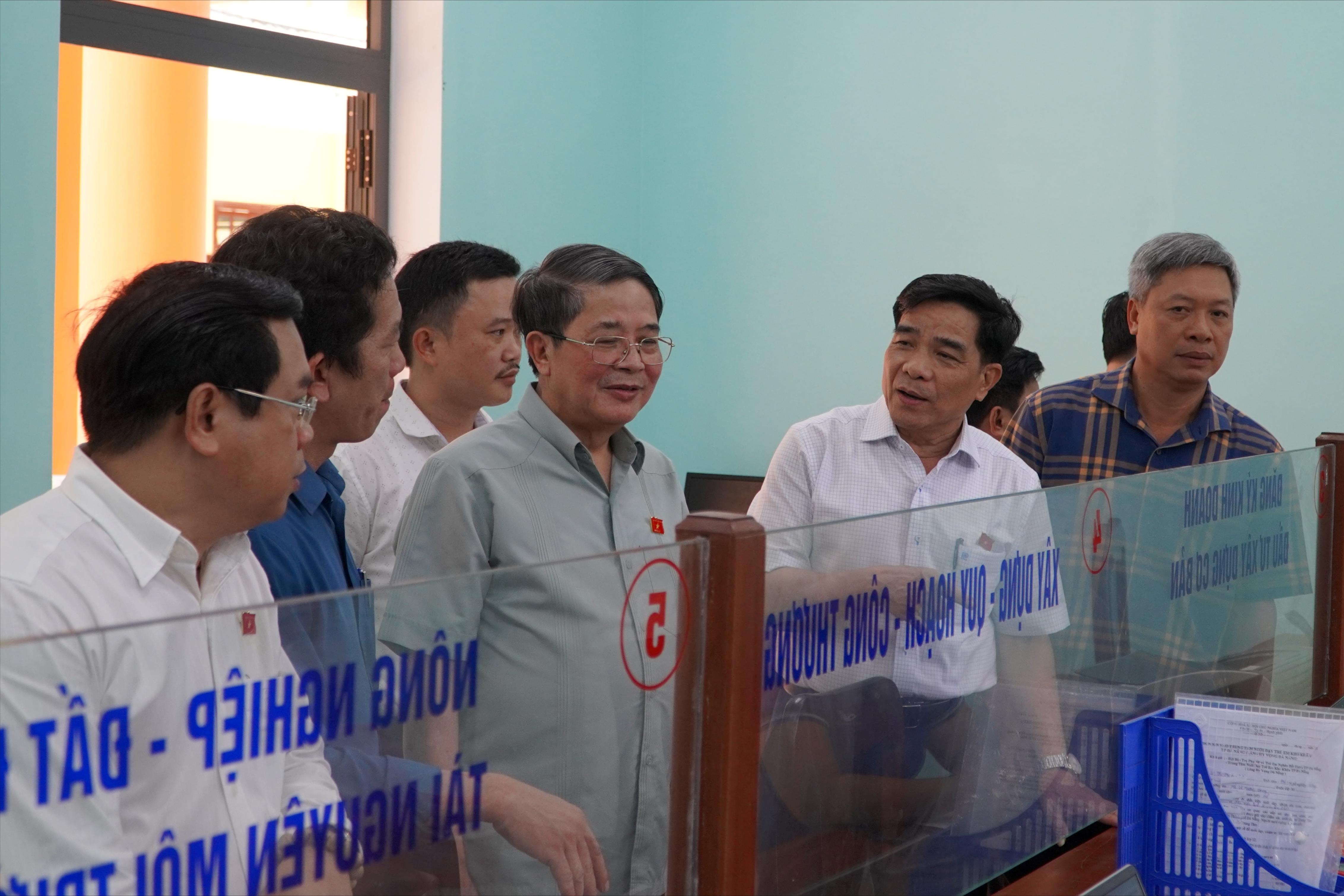 Phó Chủ tịch Quốc hội Nguyễn Đức Hải thăm khu vực giải quyết thủ tục hành chính cho người dân