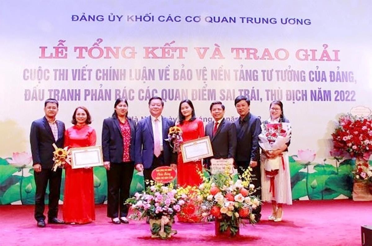 Nhà báo Đào Thị Cảnh và Vũ Hồng Hạnh (Báo Đại biểu Nhân dân) tại lễ trao giải cuộc thi chính luận về bảo vệ nền tảng tư tưởng của Đảng năm 2022. Ảnh: Khánh Duy