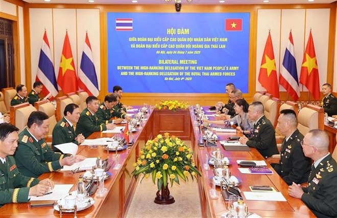 The talks between Chief of the General Staff of the Vietnam People’s Army and Deputy Minister of National Defence Gen. Nguyen Tan Cuong and Chief of Defence Forces of Thailand Gen. Songwit Noonpackdee (Photo: VNA) vietnam-thailand-pledge-to-deepen-military-ties-2.jpg