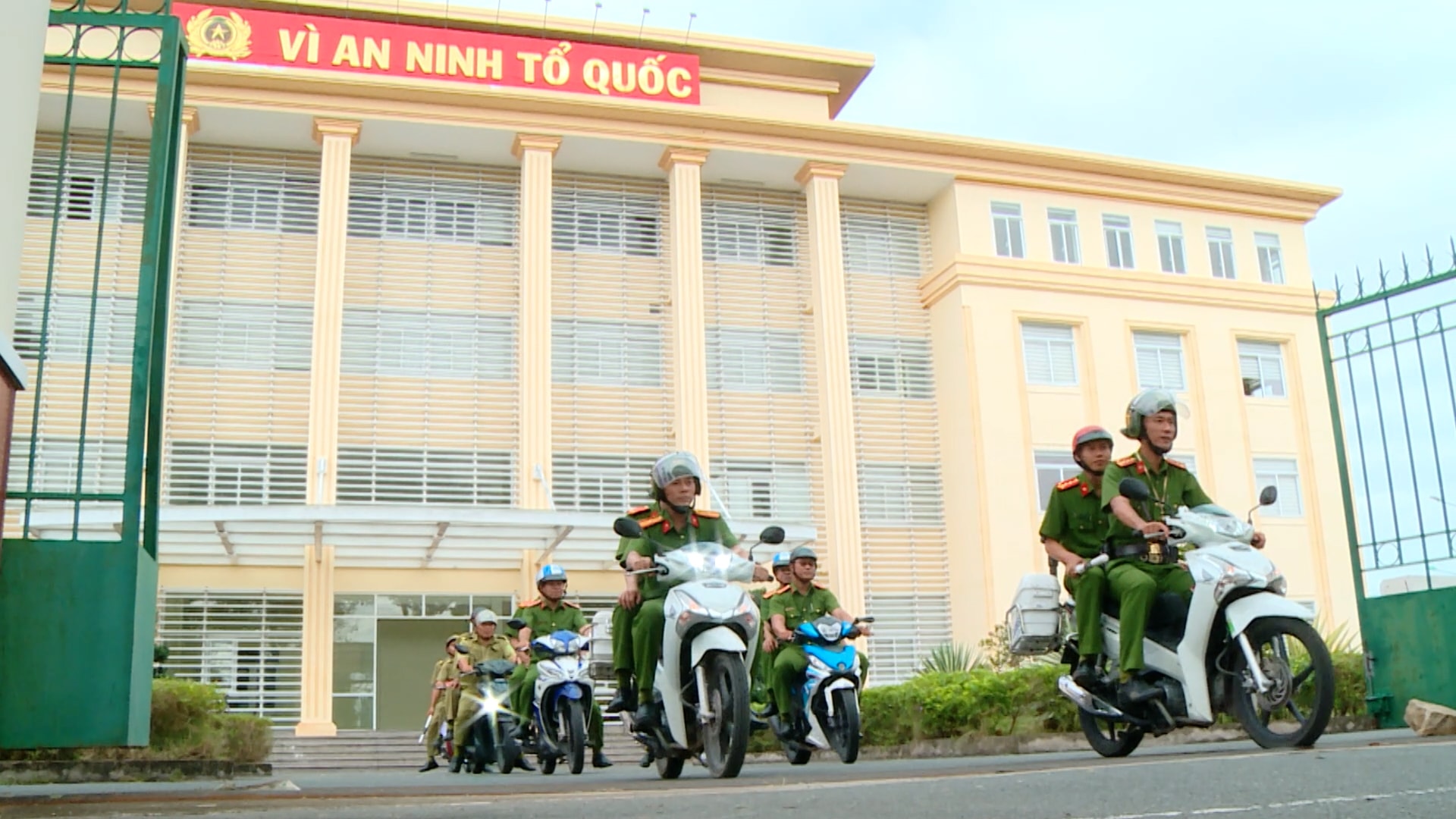 Công an phường Cao Lãnh, tỉnh Đồng Tháp ra quân tuần tra ngay sau quyết định sắp xếp các đơn vị hành chính có hiệu lực