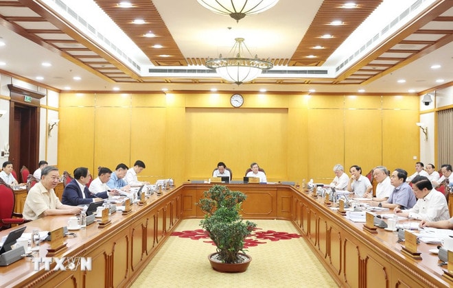 An overview of the meeting of the Party Central Committee’s Politburo and Secretariat on July 4 to discuss the implementation of resolutions and conclusions regarding the reorganisation of administrative units. (Photo: VNA) to-lam-9129.jpg