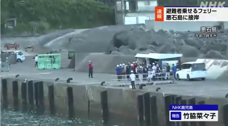 Người dân trên đảo Akuseki chờ phà sơ tán. Ảnh từ video của NHK