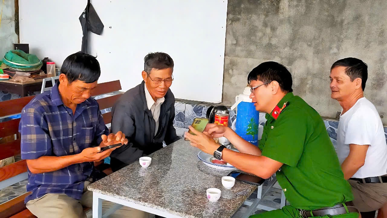 Lực lượng Công an các Phường tại Bảo Lộc đến tận nhà dân hướng dẫn sử dụng ứng dụng VNeID để góp ý sửa đổi 1 số diều của Hiến Pháp