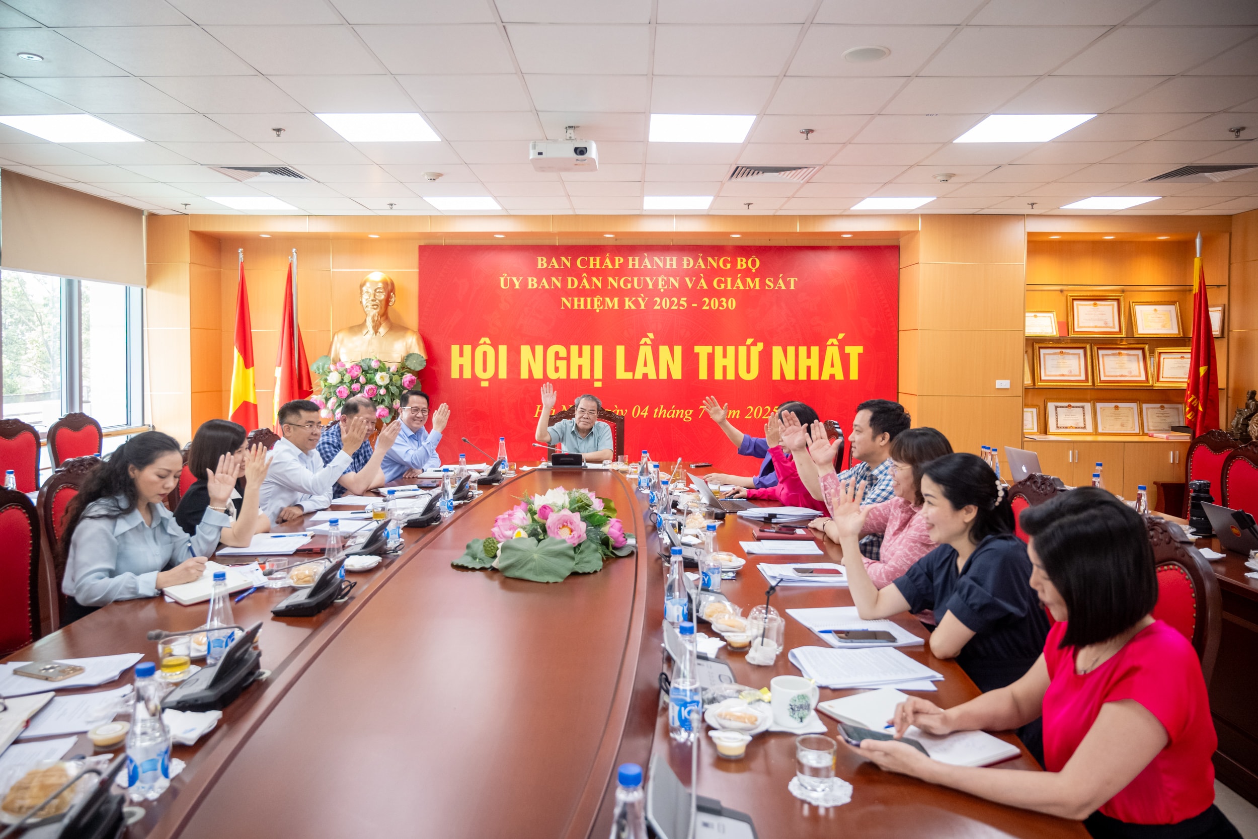 Z72_4121 - Biểu quyết thông qua các nội dung