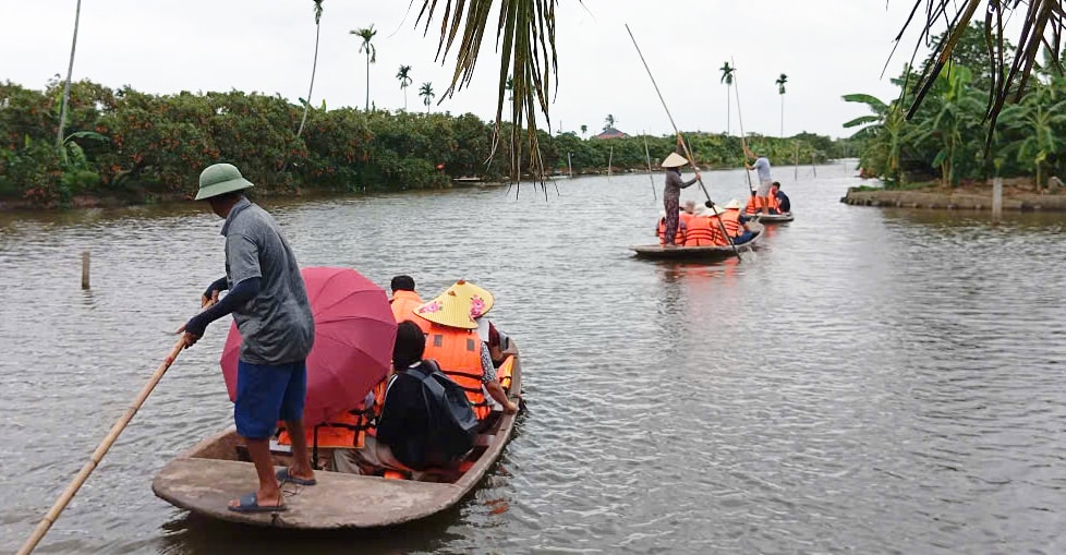 Du khách trải nghiệm đi thuyền tại khu sinh thái Đồng Mẩn. Ảnh: Thanh Bình