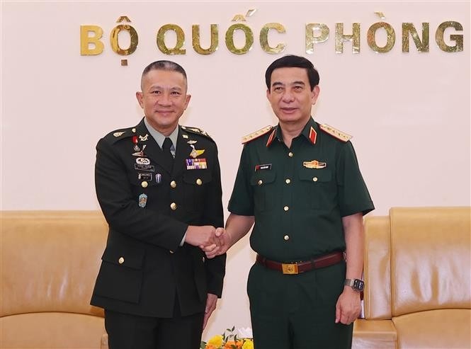 Deputy Secretary of the Central Military Commission and Minister of National Defence Gen. Phan Van Giang (R) receives Chief of Defence Forces of Thailand Gen. Songwit Noonpackdee in Hanoi on July 5. (Photo: VNA)
