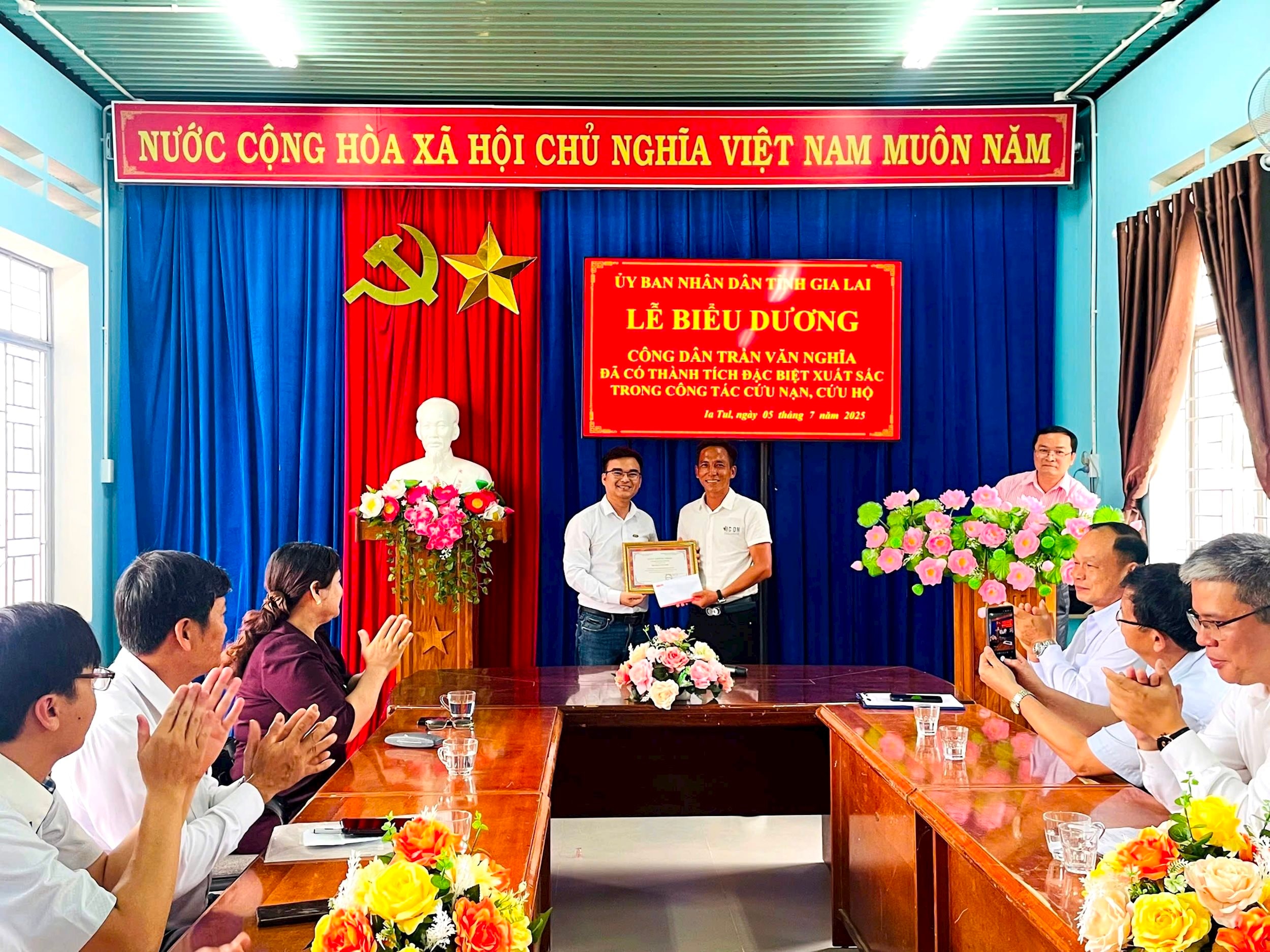 Anh Trần Văn Nghĩa nhận danh hiệu “Bạn đồng hành quanh tôi” của Báo Tuổi trẻ - Ảnh: NVCC