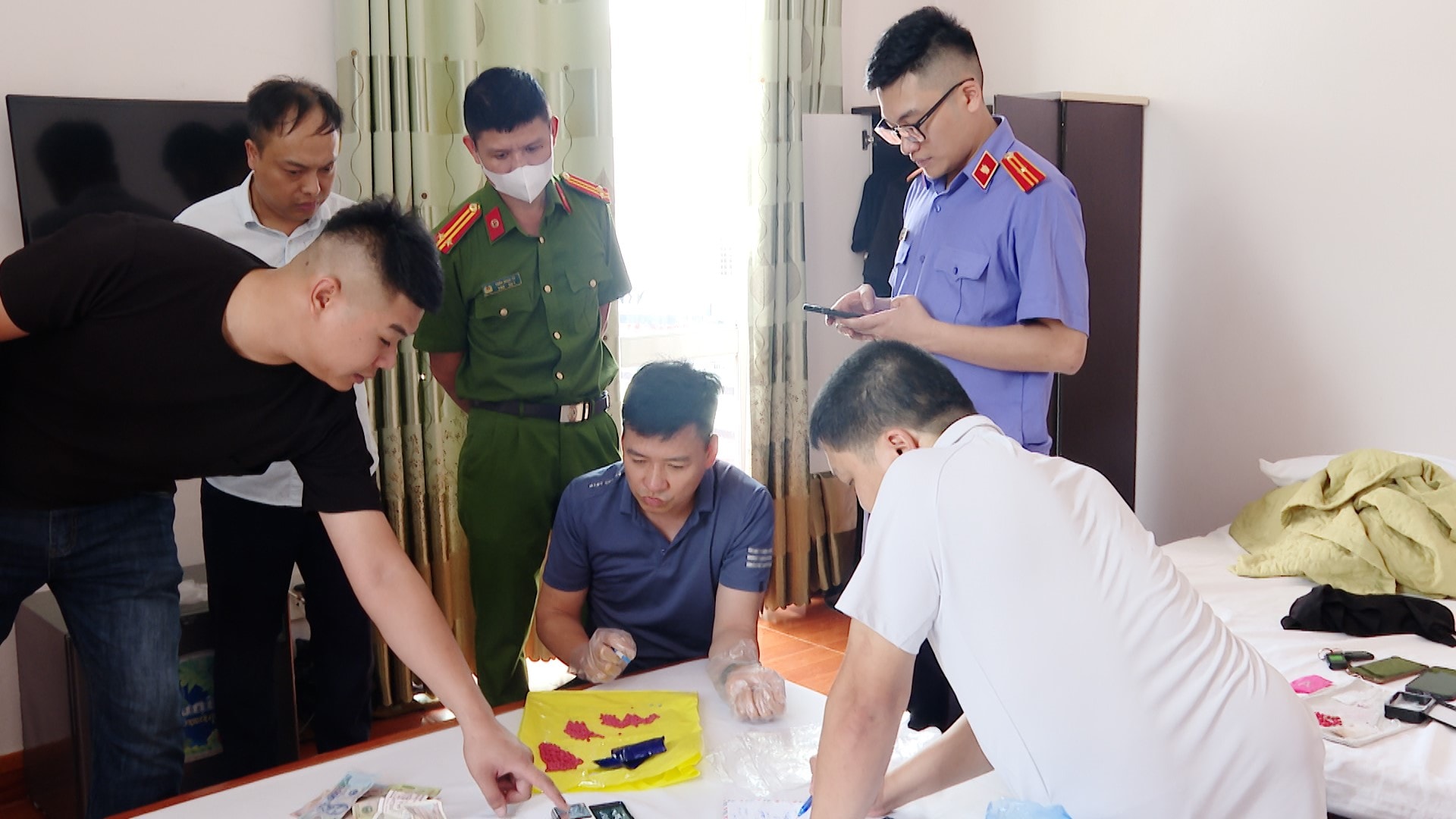 Lực lượng công an kiểm đếm số ma tuý tổng hợp thu giữ của Nông Văn Tam trong quá trình khám xét