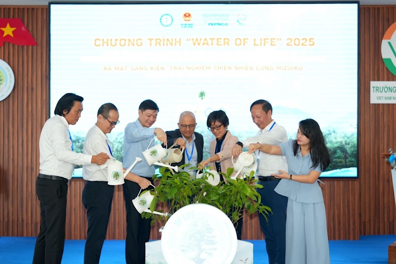 Ảnh 1- Đại diện lãnh đạo các đơn vị tưới cây khởi động hoạt động năm 2025 của chương trình “Water of Life”. Ảnh KL