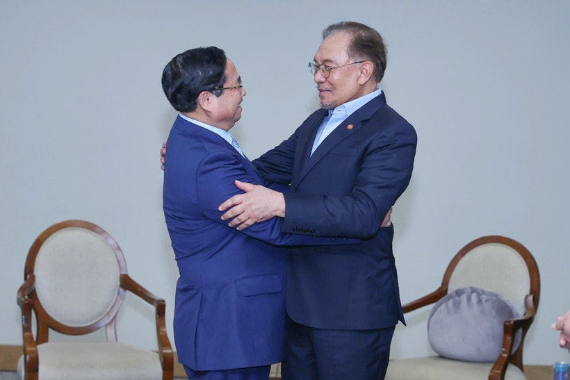 Prime Minister Pham Minh Chinh (left) meets with his Malaysian counterpart Anwar Ibrahim in Rio de Janeiro on July 6. (Photo: VNA)