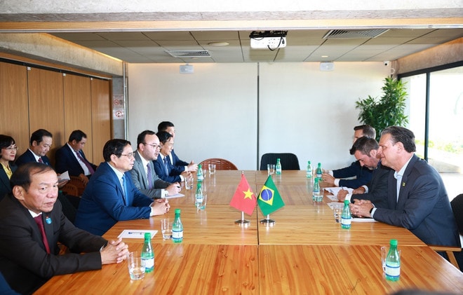 PM Pham Minh Chinh (second, left) receives Brazilian Minister of Agriculture Carlos Fávaro. (Photo: VNA) brazilian-minister-of-agriculture.jpg