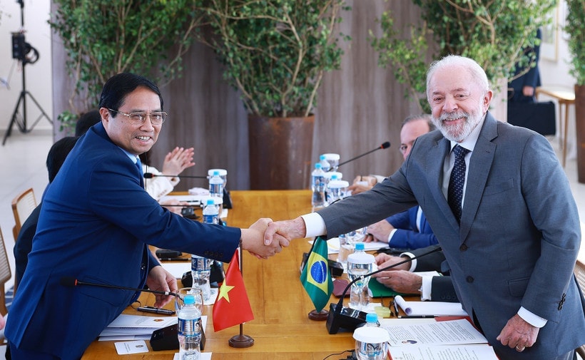 Vietnamese Prime Minister Pham Minh Chinh (L) holds talks with Brazilian President Luiz Inacio Lula da Silva. (Photo: VNA)