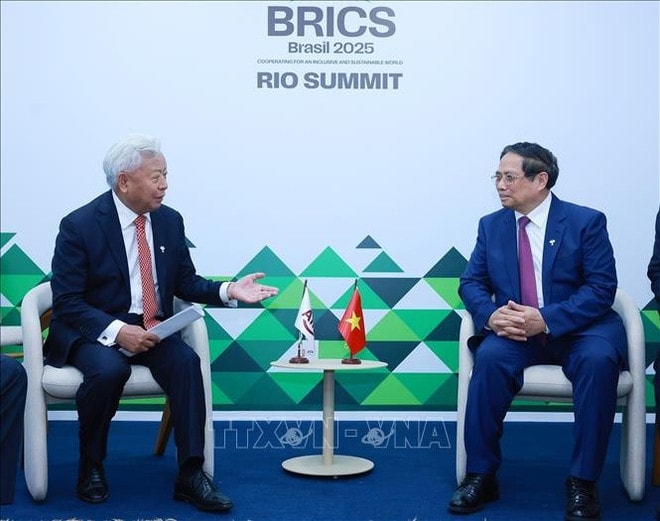 Vietnamese Prime Minister Pham Minh Chinh (right) receives Jin Liqun, President and Chair of the Board of Directors of the Asian Infrastructure Investment Bank (AIIB), in Rio de Janeiro, Brazil, on July 6 (local time) (Photo: VNA) kim-lap-quan.jpg
