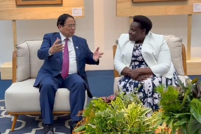 PM Pham Minh Chinh (L) meets with Ugandan Vice President Jessica Rose Epel Alupo in Rio de Janeiro on July 6. (Photo: Government Portal) ug.jpg