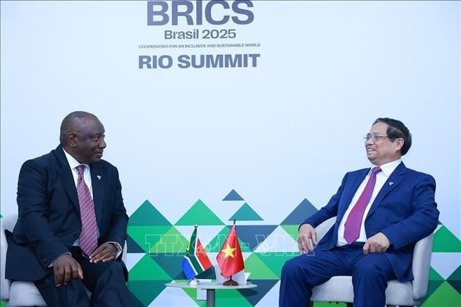 Prime Minister Pham Minh Chinh (R) meets with South African President Cyril Ramaphosa on the sidelines of the expanded BRICS summit in Rio de Janeiro, Brazil, on July 6. (Photo: VNA) pm2.jpg