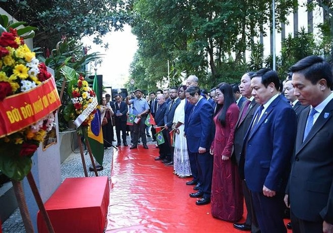 Prime Minister Pham Minh Chinh and his spouse lay flowers at the plaque commemorating President Ho Chi Minh in Brazil’s Rio de Janeiro city on July 5. (Photo: VNA) pm2.jpg