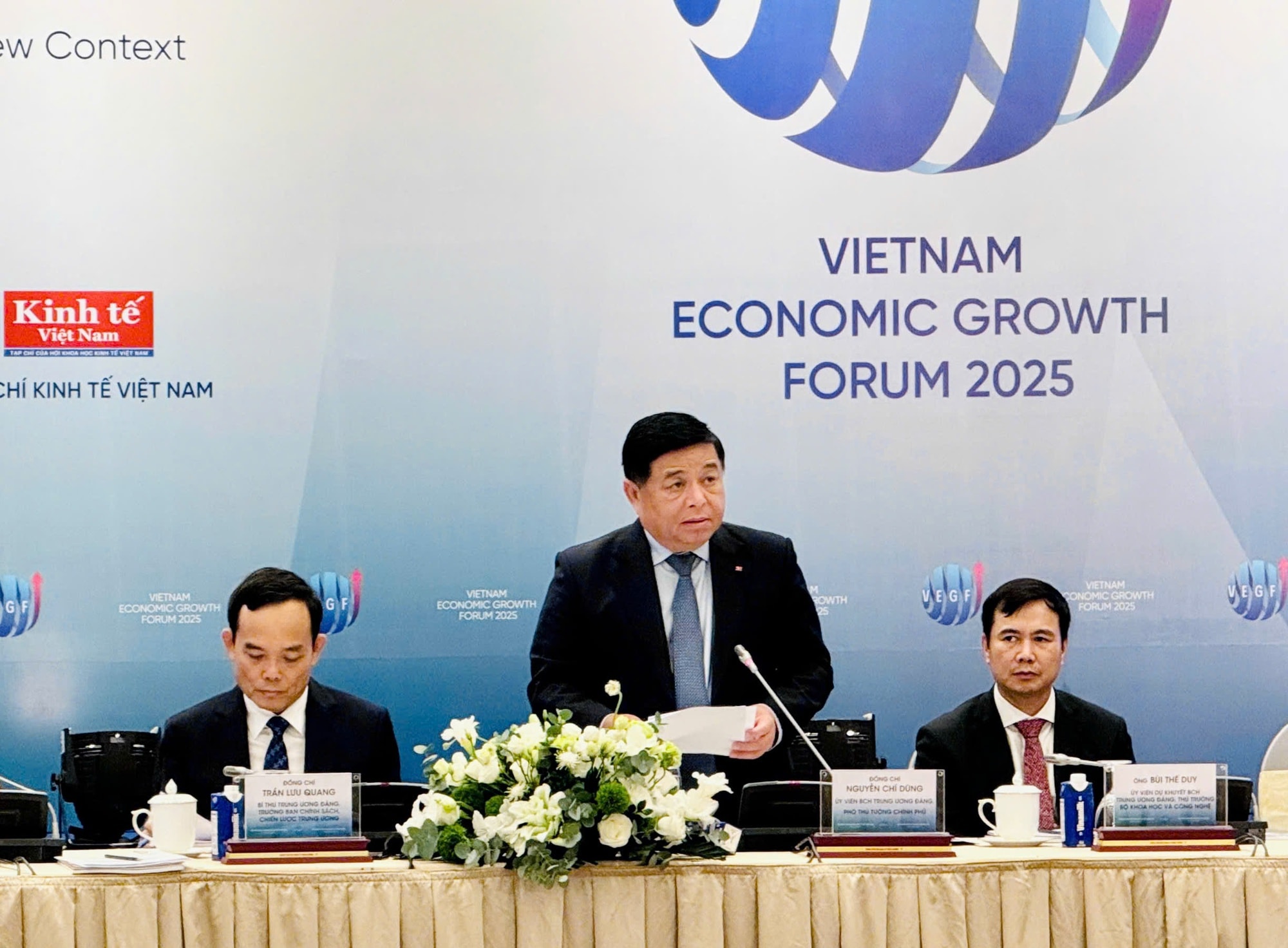 Phó Thủ tướng Chính phủ Nguyễn Chí Dũng phát biểu tại Diễn đàn Kinh tế Việt Nam 2025. Ảnh: Thu Sa