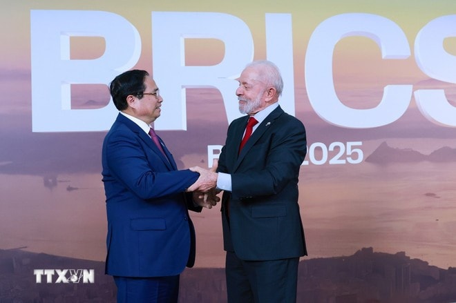 Brazilian President Lula da Silva welcomes Prime Minister Pham Minh Chinh. (Photo: VNA)