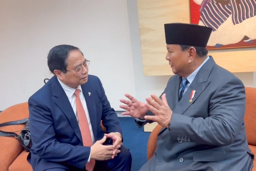 Prime Minister Pham Minh Chinh (L) has a meeting with Indonesian President Prabowo Subianto in Rio de Janeiro, Brazil on July 7 (local time) on the sidelines of the expanded BRICS Summit 2025. (Photo: VNA)
