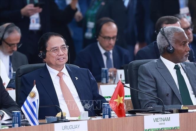 Prime Minister Pham Minh Chinh addresses a high-level session held on July 7 on environment, COP30 and global health as part of the expanded BRICS Summit 2025 in Rio de Janeiro (Photo: VNA)