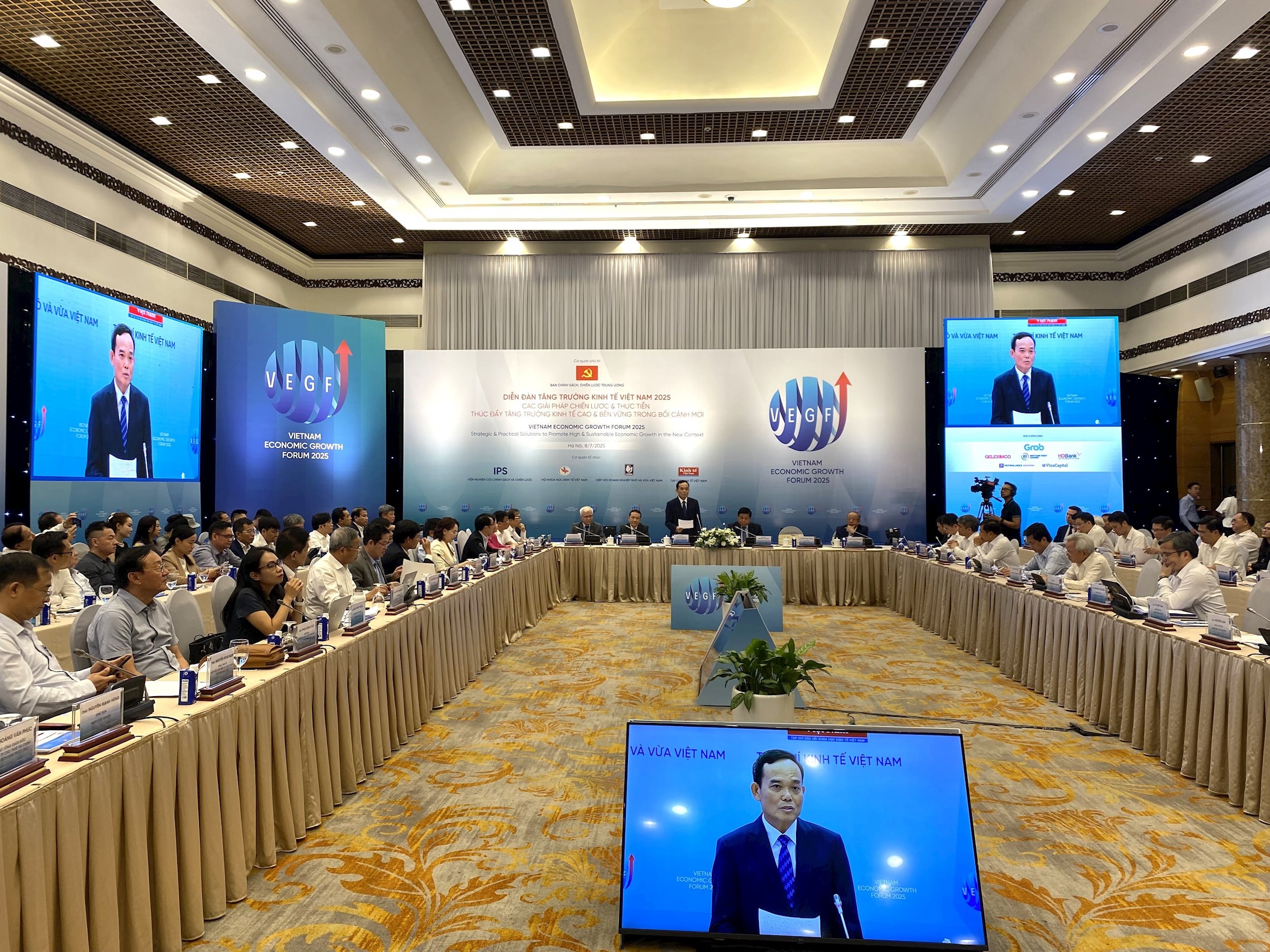 Trưởng Ban Chính sách, chiến lược Trung ương Trần Lưu Quang phát biểu đề dẫn tại Diễn đàn Kinh tế Việt Nam 2025. Ảnh: Hạnh Nhung