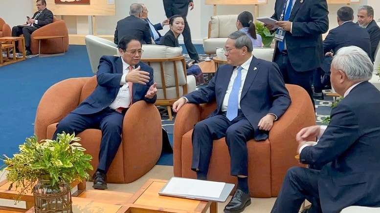 Prime Minister Pham Minh Chinh (L) meets with Chinese Premier Li Qiang on the sidelines of the expanded BRICS summit in Rio de Janeiro, Brazil on July 7 (Photo: VNA)