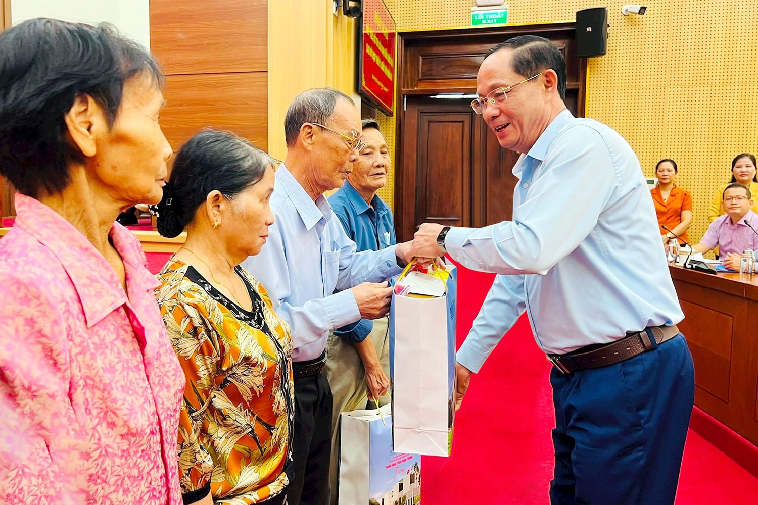 Phó Chủ tịch Quốc hội Trần Quang Phương đã trao quà tặng 15 gia đình chính sách tại phường Cẩm Thành, Quảng Ngãi