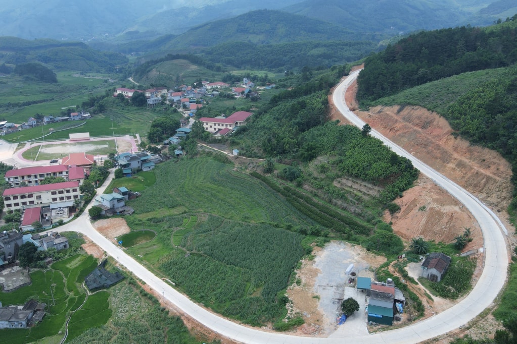 Quảng Ninh đã ưu tiên nguồn lực, tập trung hoàn thiện tổng thể kết cấu hạ tầng giao thông các địa phương. Ảnh Đỗ Quang