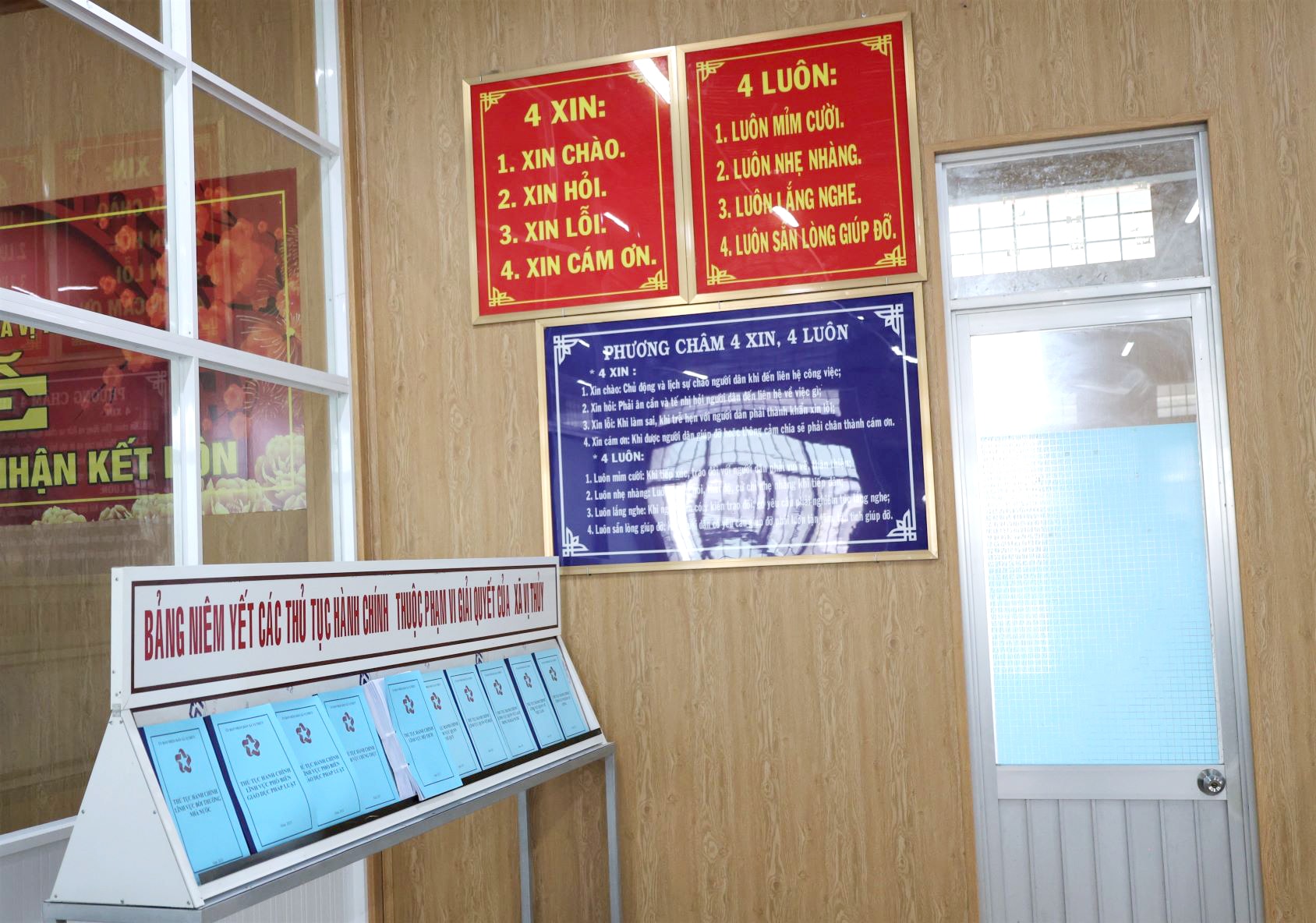 Thủ tục hướng dẫn người dân đến làm giấy tờ tại xã Vị Thủy, TP. Cần Thơ; ảnh Nguyễn Hành