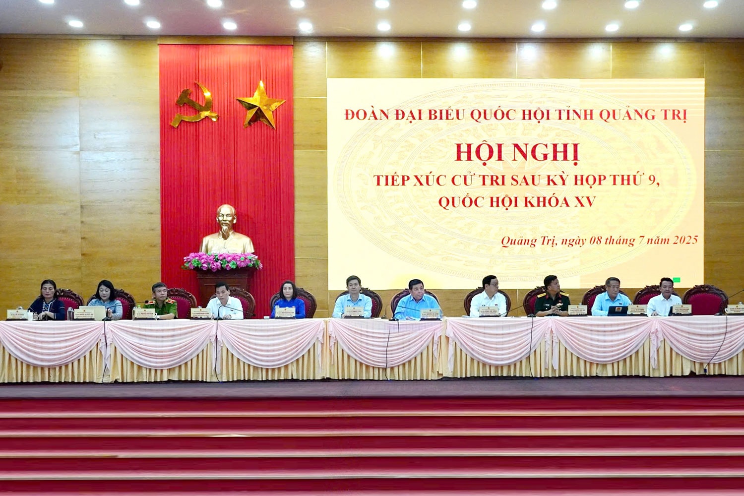 Phó Thủ tướng Nguyễn Chí Dũng, Tổng Thư ký Quốc hội, Chủ nhiệm Văn phòng Quốc hội Lê Quang Tùng và các đại biểu Quốc hội tỉnh Quảng Trị tiếp xúc cử tri. Ảnh: Khánh Trinh