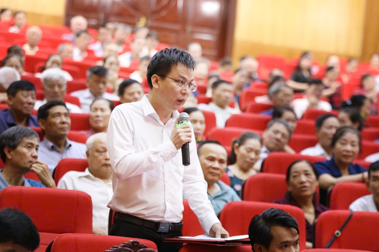 Cử tri Hoàng Châu Khôi, phường Hòa Bình kiến nghị tại buổi tiếp xúc. Ảnh: Hồng Duyên