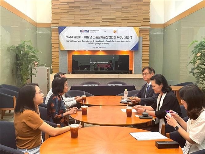 At the signing ceremony of a MoU between the Business Association of High-Quality Vietnamese Products and the Korea Importers Association (KOIMA). (Photo: VNA)