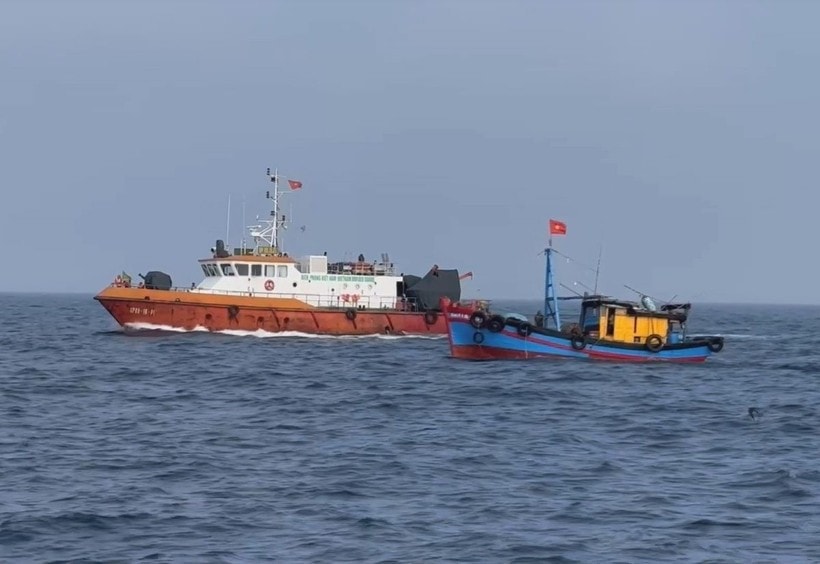 Law enforcement forces patrol and inspect fishing vessels at sea. (Illustrative photo: VNA)