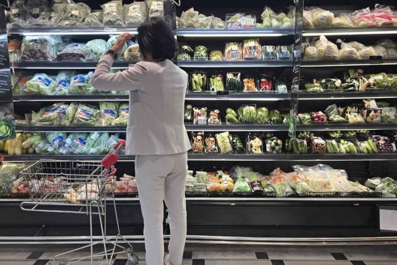 A resident buys vegetables at a Bangkok supermarket. (Photo: bangkokpost.com)