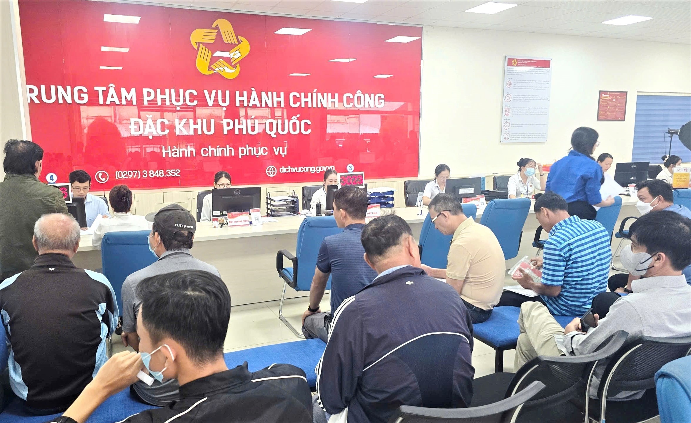 nguoi dan den TTHCC Dac khu PQ lam thu tuc hanh chinh 1