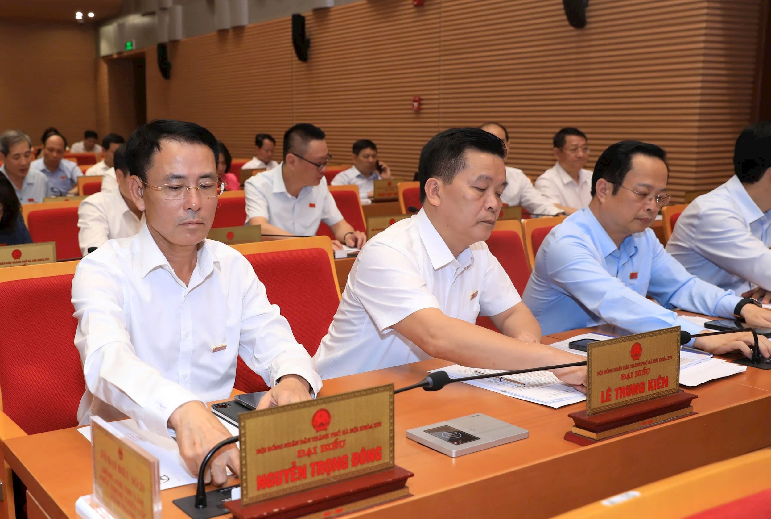 Các đại biểu HĐND thành phố Hà Nội bấm nút thông qua nghị quyết