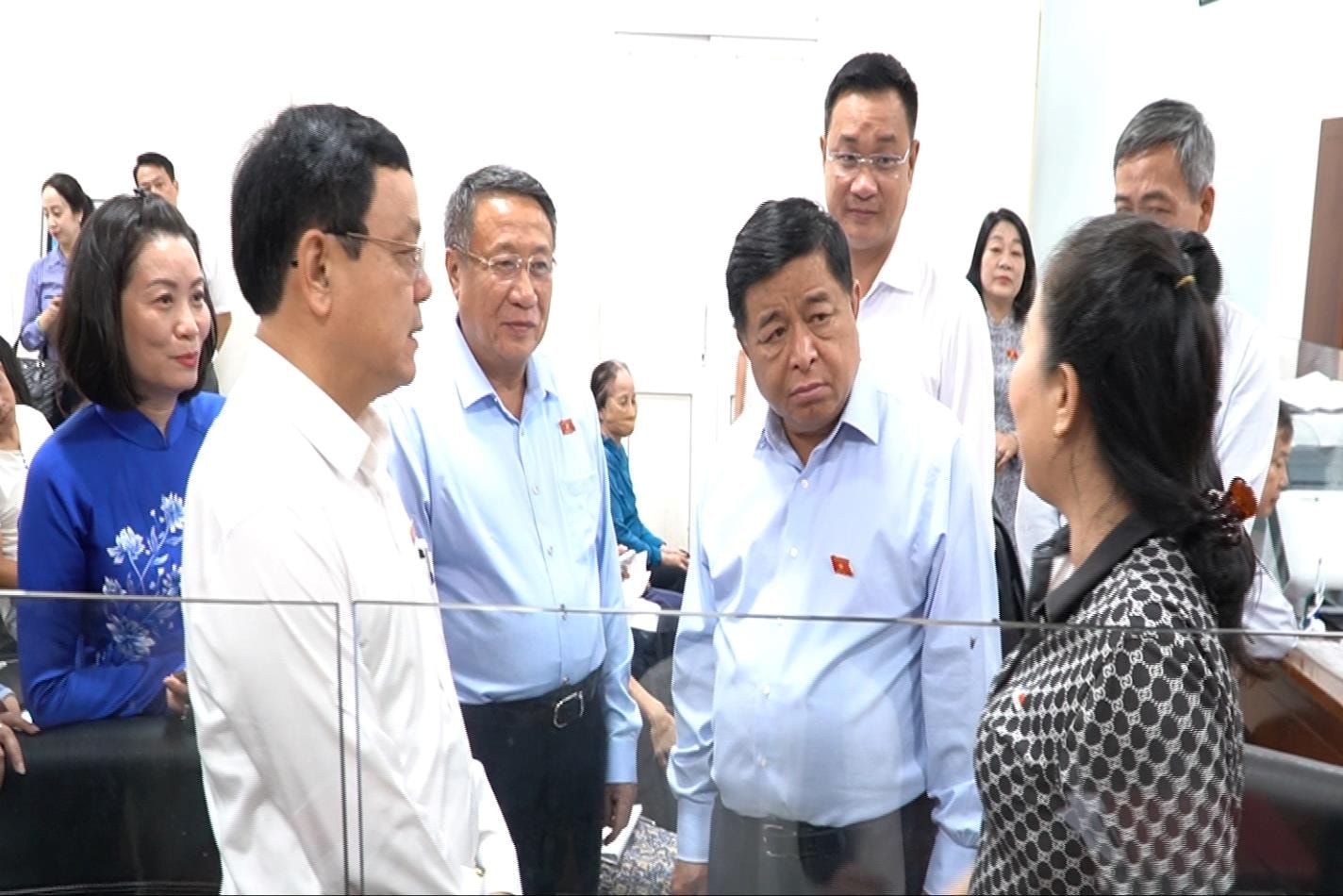 a-1-ptt-nguyen-chi-dung-hoir-tham-nguoi-dan-khi-den-lam-thu-tuc-hanh-chinh-tai-ttpvd-hanh-chinh-cong-tai-phuong-dong-hoi0(1).jpg