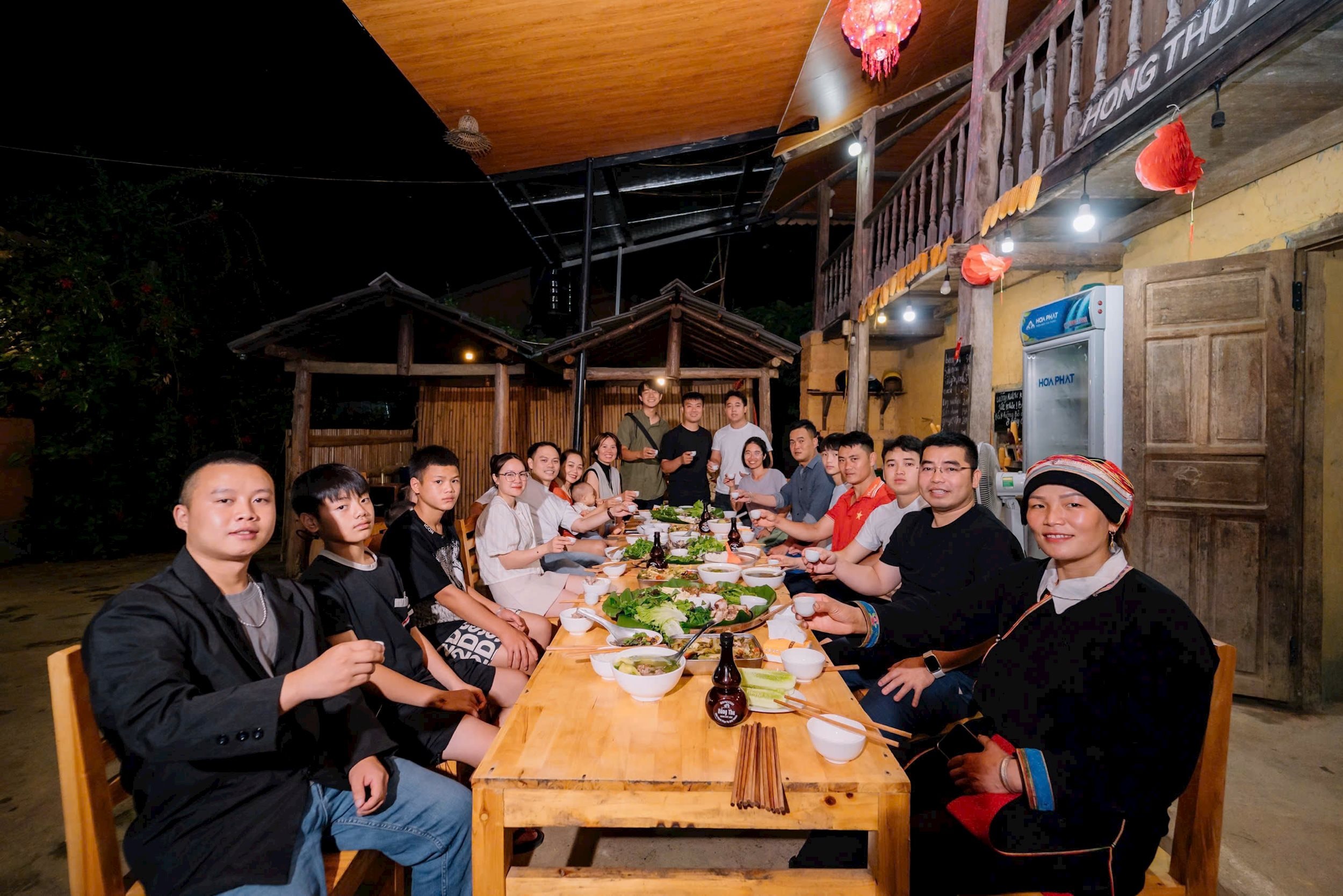 Ảnh 2. Chị Hồng Thu (người đầu tiên bên phải) giới thiệu văn hóa ẩm thực tới du khách. (1)